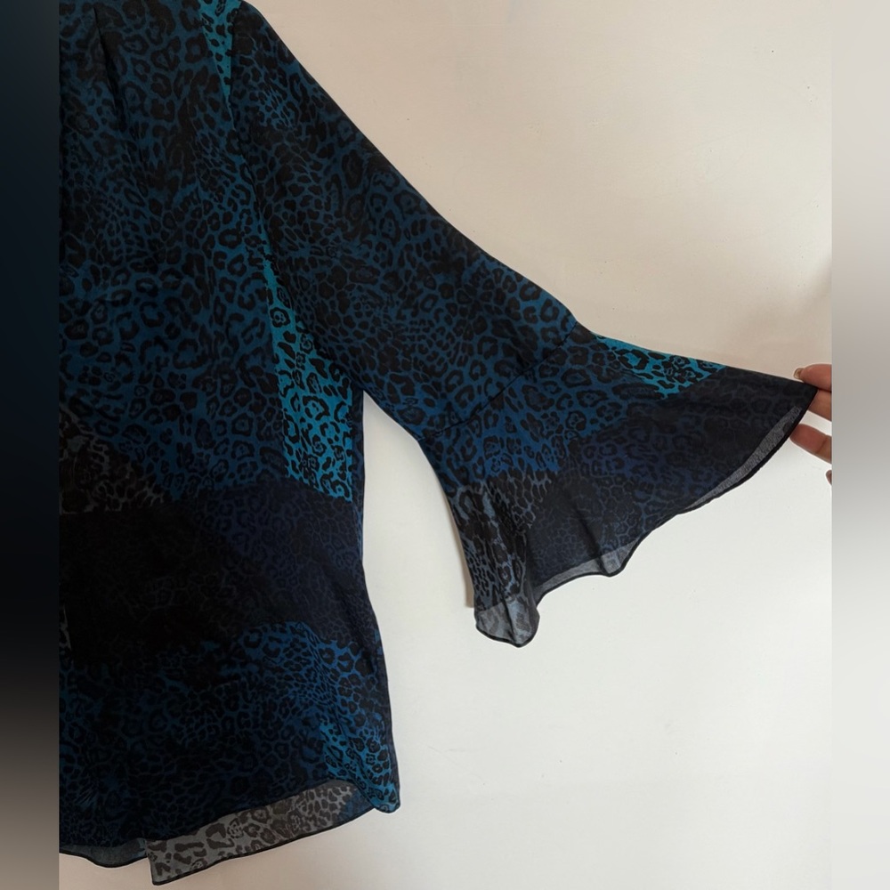 Elie Tahari NWOT “Judith” 100% Silk Animal Print Blouse Size Small. Blue & Black - Picture 13 of 16